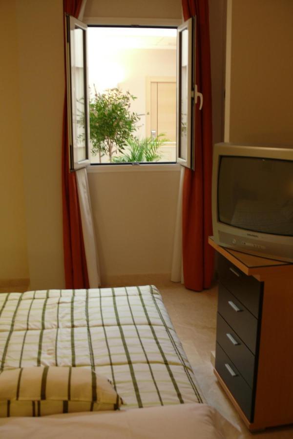 Sanlúcar la Mayor Hostal Albero By Eme Hoteles מראה חיצוני תמונה