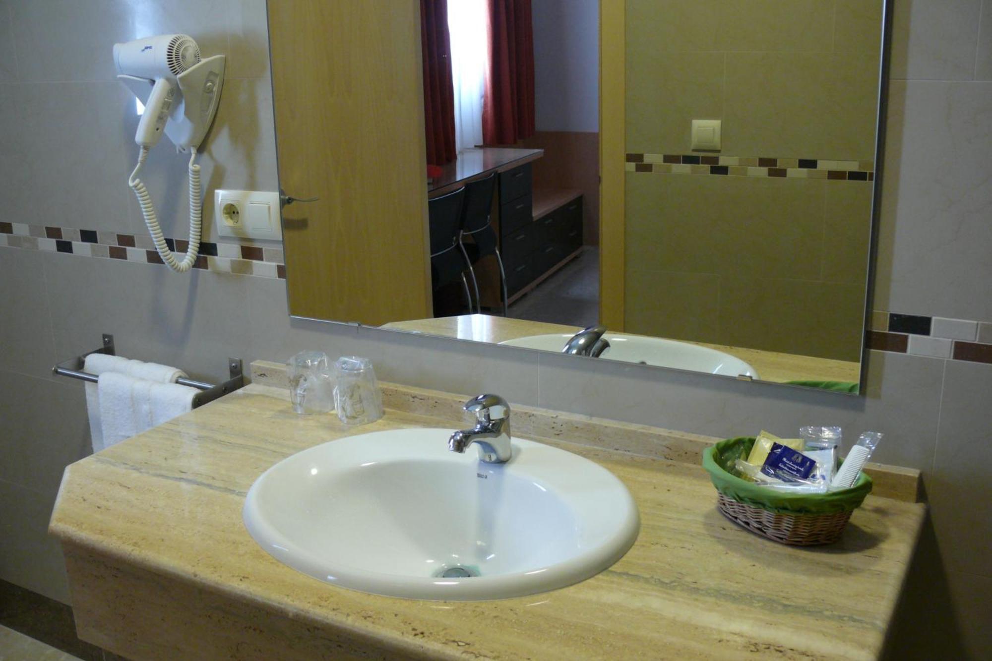 Sanlúcar la Mayor Hostal Albero By Eme Hoteles מראה חיצוני תמונה